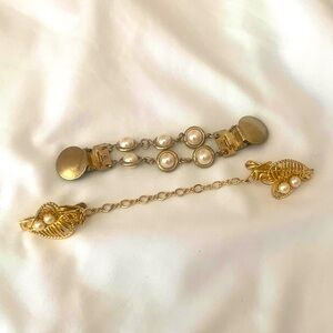 Vintage Gold Tone Leaf Design & Pearl Chain Jacket Blazer Closures